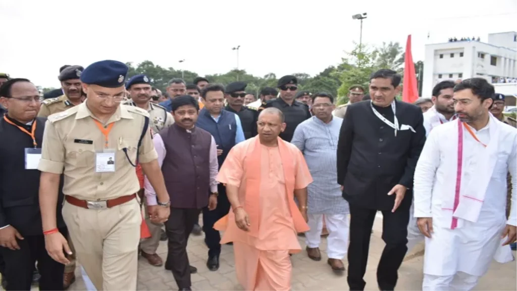 CM योगी आदित्यनाथ का वाराणसी दौरा, विकास कार्यों की गूंज और कानून-व्यवस्था पर सख्त रुख