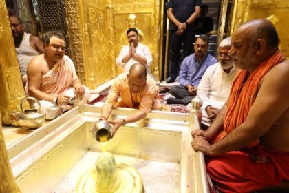 मुख्यमंत्री योगी आदित्यनाथ ने वाराणसी में विकास परियोजनाओं की समीक्षा की, अधिकारियों को कार्यों में तेज़ी लाने और समय पर योजनाओं का लाभ जनता तक पहुंचाने का निर्देश दिया।