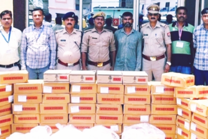 पुलिस और डीडीयू आरपीएफ ने कार्यवाही करते हुए 9 लाख रुपये मूल्य के शराब बरामद किया है। एक तस्कर को गिरफ़्तार कर पूछताछ की जा रही।
