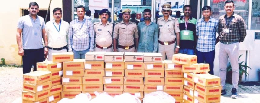 पुलिस और डीडीयू आरपीएफ ने कार्यवाही करते हुए 9 लाख रुपये मूल्य के शराब बरामद किया है। एक तस्कर को गिरफ़्तार कर पूछताछ की जा रही।