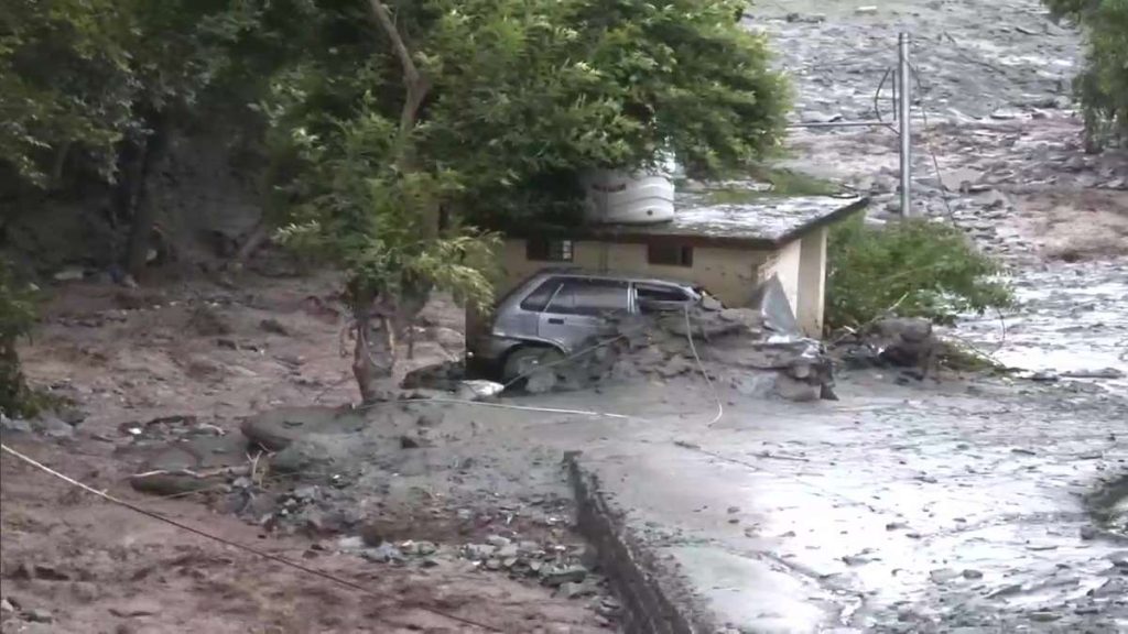 धर्मशाला में 15-20 मजदूर बाढ़ में बहे, 2 शव बरामद:कुल्लू में 3 जगह बादल फटा, पिता-बेटी समेत 3 बहे; लैंडस्लाइड से आदिकैलाश का रास्ता बंद