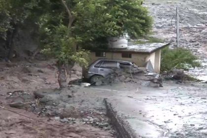धर्मशाला में 15-20 मजदूर बाढ़ में बहे, 2 शव बरामद:कुल्लू में 3 जगह बादल फटा, पिता-बेटी समेत 3 बहे; लैंडस्लाइड से आदिकैलाश का रास्ता बंद