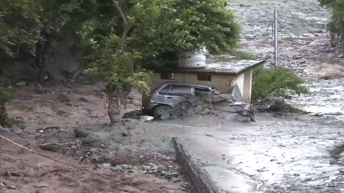 धर्मशाला में 15-20 मजदूर बाढ़ में बहे, 2 शव बरामद:कुल्लू में 3 जगह बादल फटा, पिता-बेटी समेत 3 बहे; लैंडस्लाइड से आदिकैलाश का रास्ता बंद