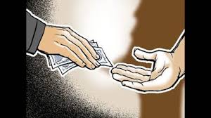 वाराणसी नगर निगम में एंटी करप्शन टीम ने रोड कटिंग अनुमति के लिए रिश्वत लेते हुए कनिष्ठ लिपिक रामविलास शर्मा को रंगेहाथ गिरफ्तार किया, जिससे निगम में हड़कंप मच गया और भ्रष्टाचार उजागर हुआ.