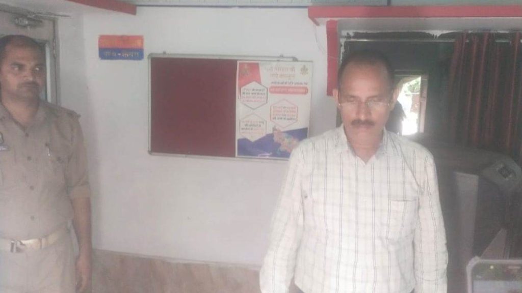 वाराणसी नगर निगम में एंटी करप्शन टीम ने रोड कटिंग अनुमति के लिए रिश्वत लेते हुए कनिष्ठ लिपिक रामविलास शर्मा को रंगेहाथ गिरफ्तार किया, जिससे निगम में हड़कंप मच गया और भ्रष्टाचार उजागर हुआ.