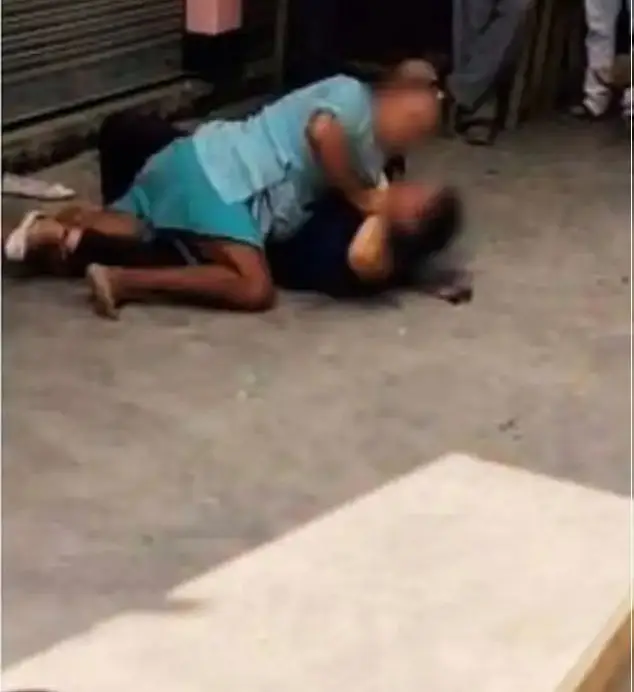 आजमगढ़: गोडहरा बाजार में युवती से दिनदहाड़े छेड़खानी, वीडियो हुआ वायरल